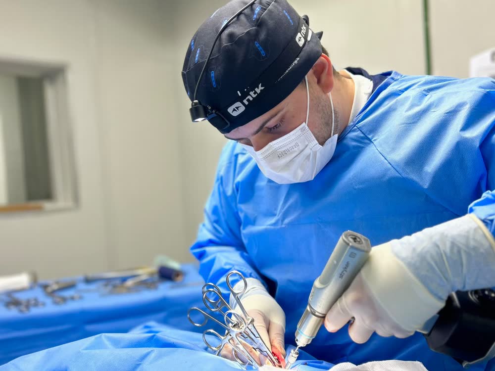 Dr. Lucas Sereno realizando uma cirurgia ortopédica