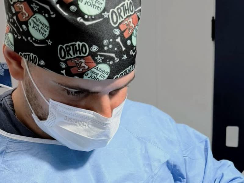 Dr. Lucas Sereno durante um procedimento